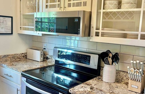 Historic District House | King Street Retreat: Charming, Fully Updated Townhome. Excellent Location!