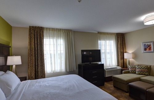 Lakeland Apartment | King Studio. Free Breakfast Buffet. Outdoor Pool. 15 Min to Downtown Lakeland.