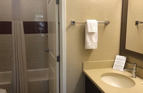 Lakeland Apartment | King Studio. Free Breakfast Buffet. Outdoor Pool. 15 Min to Downtown Lakeland.