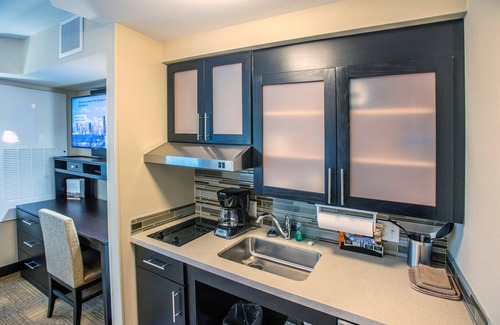 Downtown Denver Apartment | King Studio. Pool, Hot Tub, Free Breakfast Buffet