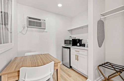 Ash Apartment | King Studio at remodeled Motel| Shaggers Welcome!