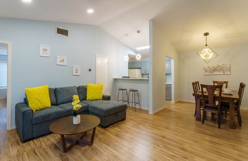East Oak Hill House | King Suite, Family Friendly & Outdoor Pool Table