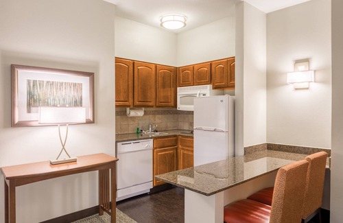 Independence Apartment | King Suite. Free Breakfast. Outdoor Pool & Hot Tub