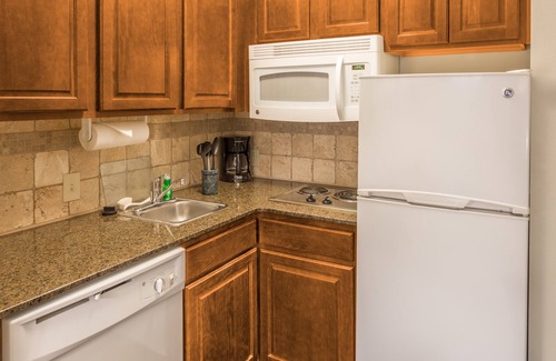 Independence Apartment | King Suite. Free Breakfast. Outdoor Pool & Hot Tub
