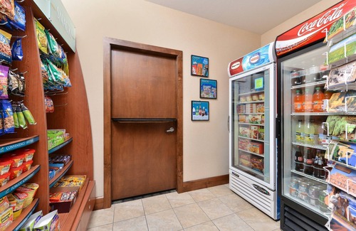Northeast Heights Condo | King Suite | Free Breakfast Buffet! Pool + Hot Tub Access