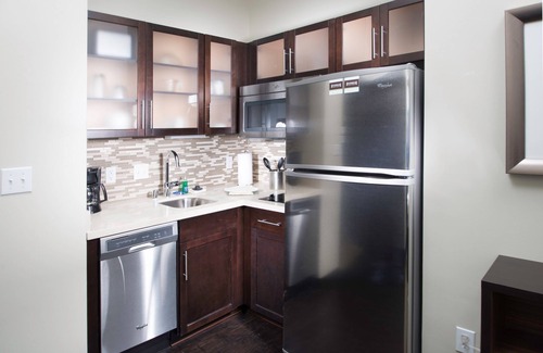 Corona Apartment | King Suite. Free Breakfast. Pool & Hot Tub. Gym. Near Amazon!