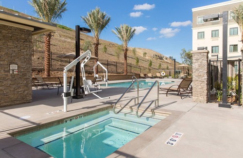 Corona Apartment | King Suite. Free Breakfast. Pool & Hot Tub. Gym. Near Amazon!