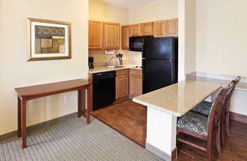 Rogers Condo | King Suite. Free Breakfast. Gym. Great for Business Travelers!