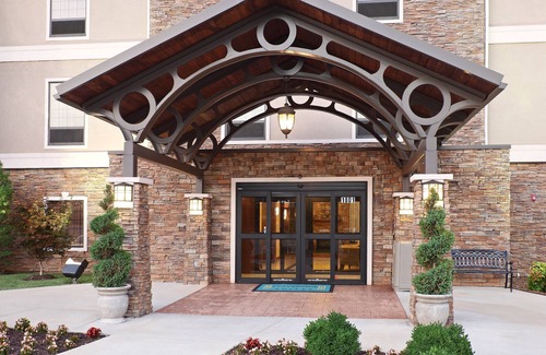 Rogers Condo | King Suite. Free Breakfast. Gym. Great for Business Travelers!