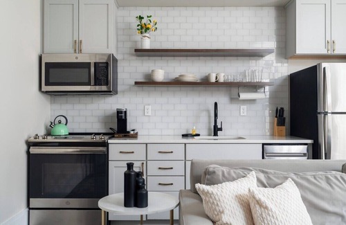 Phoenix Hill Apartment | King Suite - Hancock House Louisville