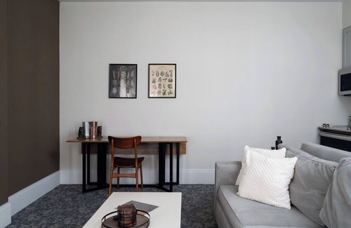 Phoenix Hill Apartment | King Suite - Hancock House Louisville