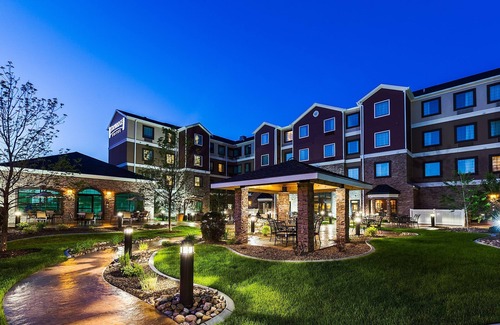 Bismarck Condo | King Suite Near Downtown | Free Daily Breakfast + Indoor Pool