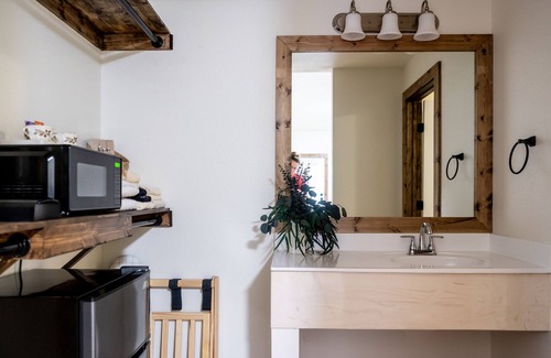Brenham Apartment | King Suite on 73 Acres -10min to Round Top - in the middle of Austin & Houston!