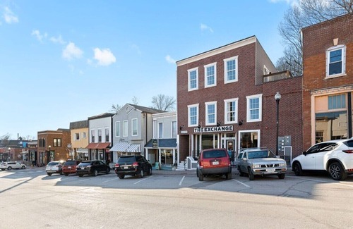 Parkville Apartment | King Suite on Main Relax and Unwind|Stay,Shop,Eat!