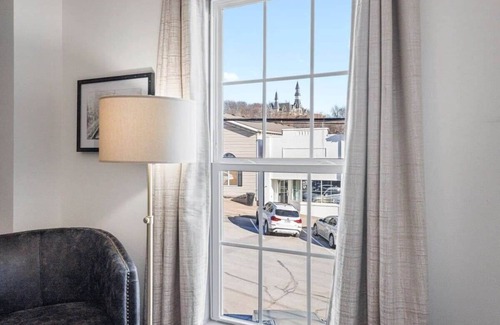Parkville Apartment | King Suite on Main Stay & Relax|Coffee & Shopping