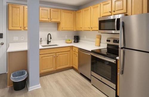 Downtown Cleveland Apartment | King Suite Playhouse Sq DT, Clinic, RockHall, CSU