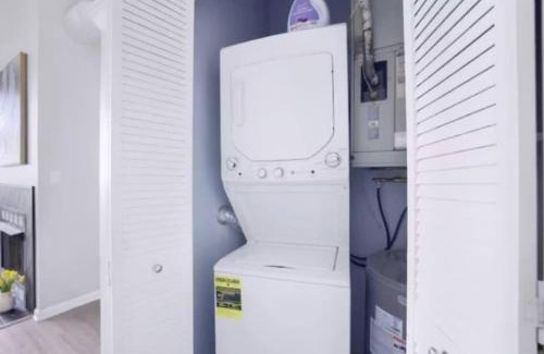 Downtown Cleveland Apartment | King Suite Playhouse Sq DT, Clinic, RockHall, CSU