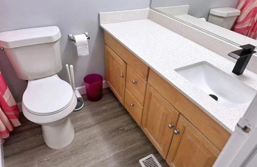 Downtown Cleveland Apartment | King Suite Playhouse Sq DT, Clinic, RockHall, CSU