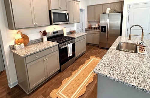 Summerville House | King Suite - Pools, Waterslide, Splashpad 5BR/3BA in Summerville