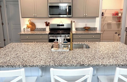 Summerville House | King Suite - Pools, Waterslide, Splashpad 5BR/3BA in Summerville