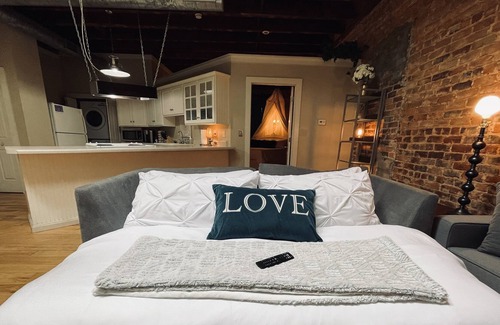 Abbeville Condo | King Suite- The Lofts at Court Square
