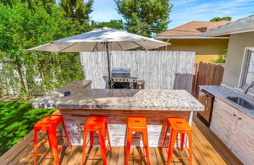 Winnetka House | King-Suite w/Beautiful Backyard W/ Built in Bar and Barbecue Area in great area