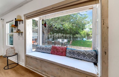 Winnetka House | King-Suite w/Beautiful Backyard W/ Built in Bar and Barbecue Area in great area