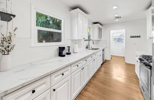 Winnetka House | King-Suite w/Beautiful Backyard W/ Built in Bar and Barbecue Area in great area