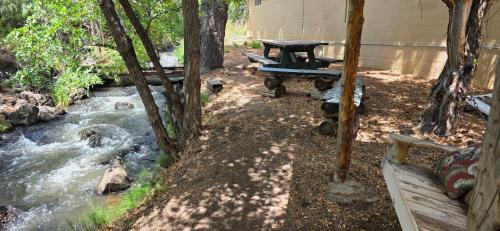 Cedaredge Cabin | King Suite with a Full Kitchen and Balcony at the Cedaredge Lodge