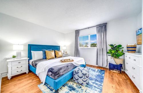 Survey Creek Apartment | King Water View - No Extra Fees - Palm Wave Says