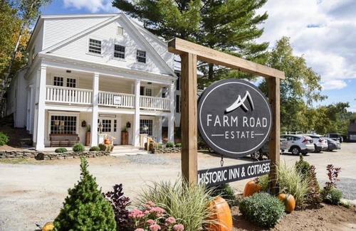 West Dover Resort | King with Bunk Bed- 2nd floor in Historic Inn