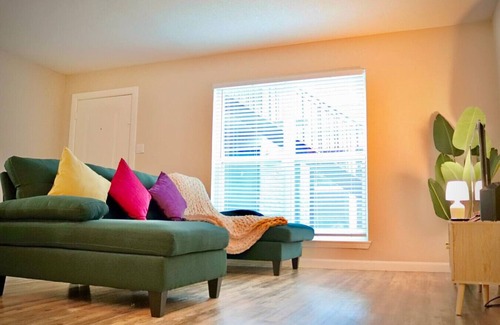 North Houston Apartment | KINGbed, resort style pool, gym, near the heights