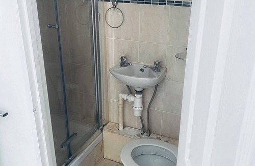 Figge's Marsh Apartment | KingBedStudio-Parking-SouthLondon-TownCentre