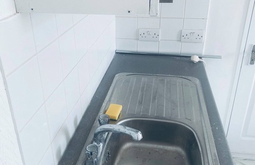 Figge's Marsh Apartment | KingBedStudio-Parking-SouthLondon-TownCentre