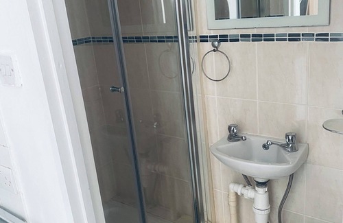 Figge's Marsh Apartment | KingBedStudio-Parking-SouthLondon-TownCentre