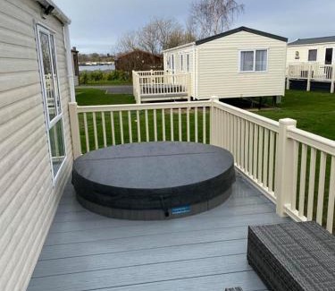 Tattershall House | KINGFISHER COURT 2 Tattershall lakes with hot tub