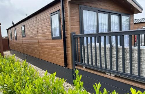 Evesham Cabin | Kingfisher Lodge Long Acre Holiday Park