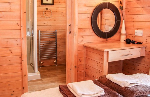 Bridgnorth Cabin | KINGFISHER LODGE, with a garden in Bridgnorth