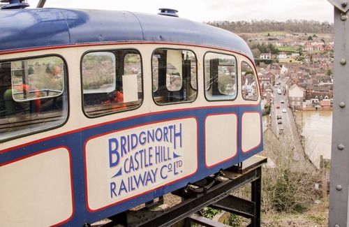Bridgnorth Cabin | KINGFISHER LODGE, with a garden in Bridgnorth