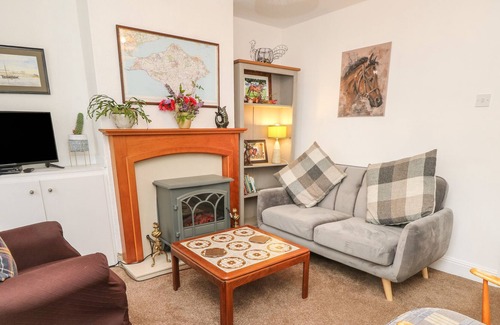 East Cowes House | KINGS COTTAGE, family friendly, with a garden in Cowes