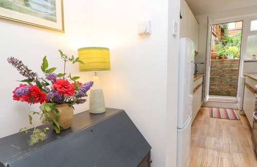 East Cowes House | KINGS COTTAGE, family friendly, with a garden in Cowes