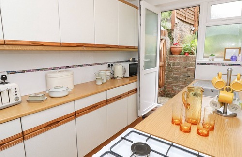 East Cowes House | KINGS COTTAGE, family friendly, with a garden in Cowes