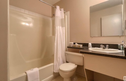 Cold Lake Hotel | Kings Court Motel