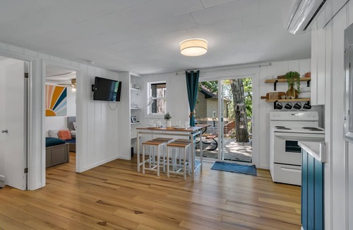 Kimberling City Cabin | Kings Cove Cabin! Come Stay and Play at this 2 Bedroom Lake Cottage!