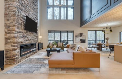 Pittman Center House | Kings Crown by AvantStay Indoor Pool Hot Tub Firepit Theater All-Season Retreat