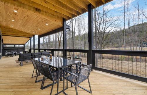 Pittman Center House | Kings Crown by AvantStay Indoor Pool Hot Tub Firepit Theater All-Season Retreat