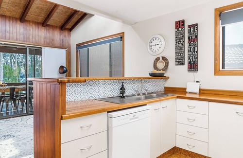 Kings Point House | Kings Point Lake House - Lakeside Family Holiday