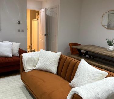 Slough House | Kings Reach Slough nr Legoland and Ascot Stylish Homely House Sleeps Eight