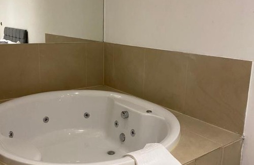Parsons Green and Walham Apartment | Kings Road Apartment with en-suite Spa Bath