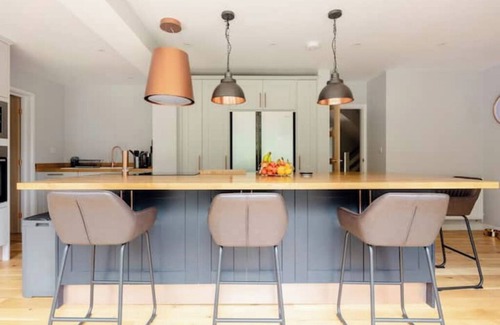 Crawley House | Kings Size full en-suite room on leafy avenue.